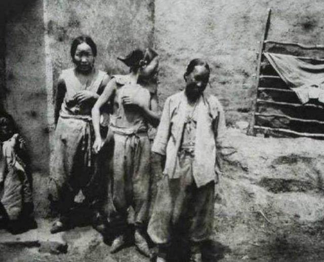 八国联军进北京城老照片：义和团自相残杀，联军在北京城抢夺妇女
