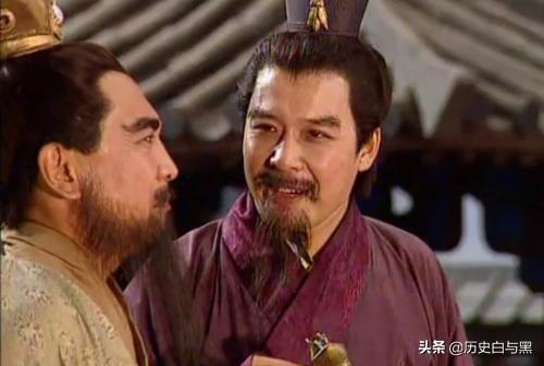 曹操要杀吕布时，郭嘉就站在他旁边，他为何要问刘备？