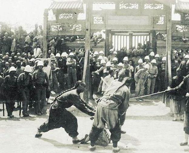 八国联军进北京城老照片：义和团自相残杀，联军在北京城抢夺妇女