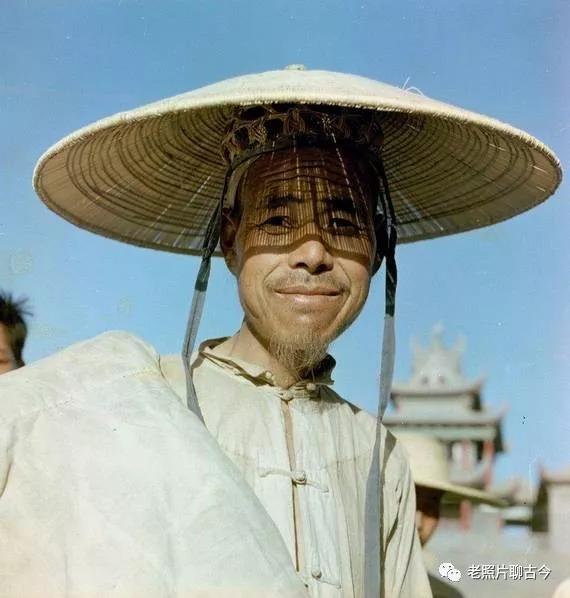 镜头下：建国十周年的中国老照片，人们淳朴的笑容让人如沐春风