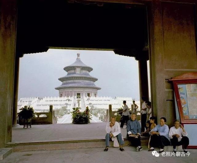 镜头下：建国十周年的中国老照片，人们淳朴的笑容让人如沐春风