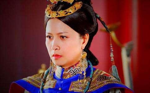 她是康熙朝第三位贵妃，统领后宫22年，家中出了三位大清皇后