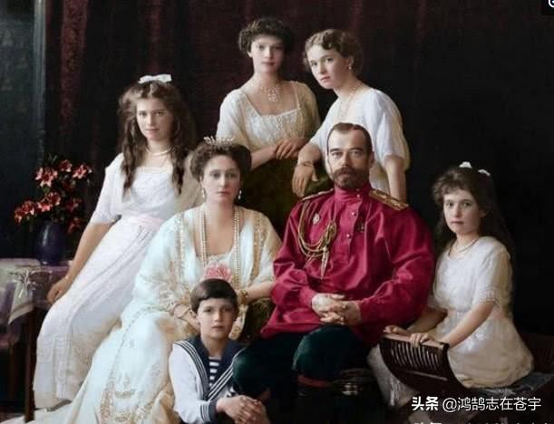 末代沙皇拉老照片，墙上满是弹孔，一家人惨被处决